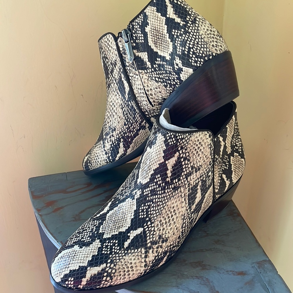 🍂🍁Sam Edelman Brand New Ivory & Black Multi Snake Print Ankle Bootie size 7